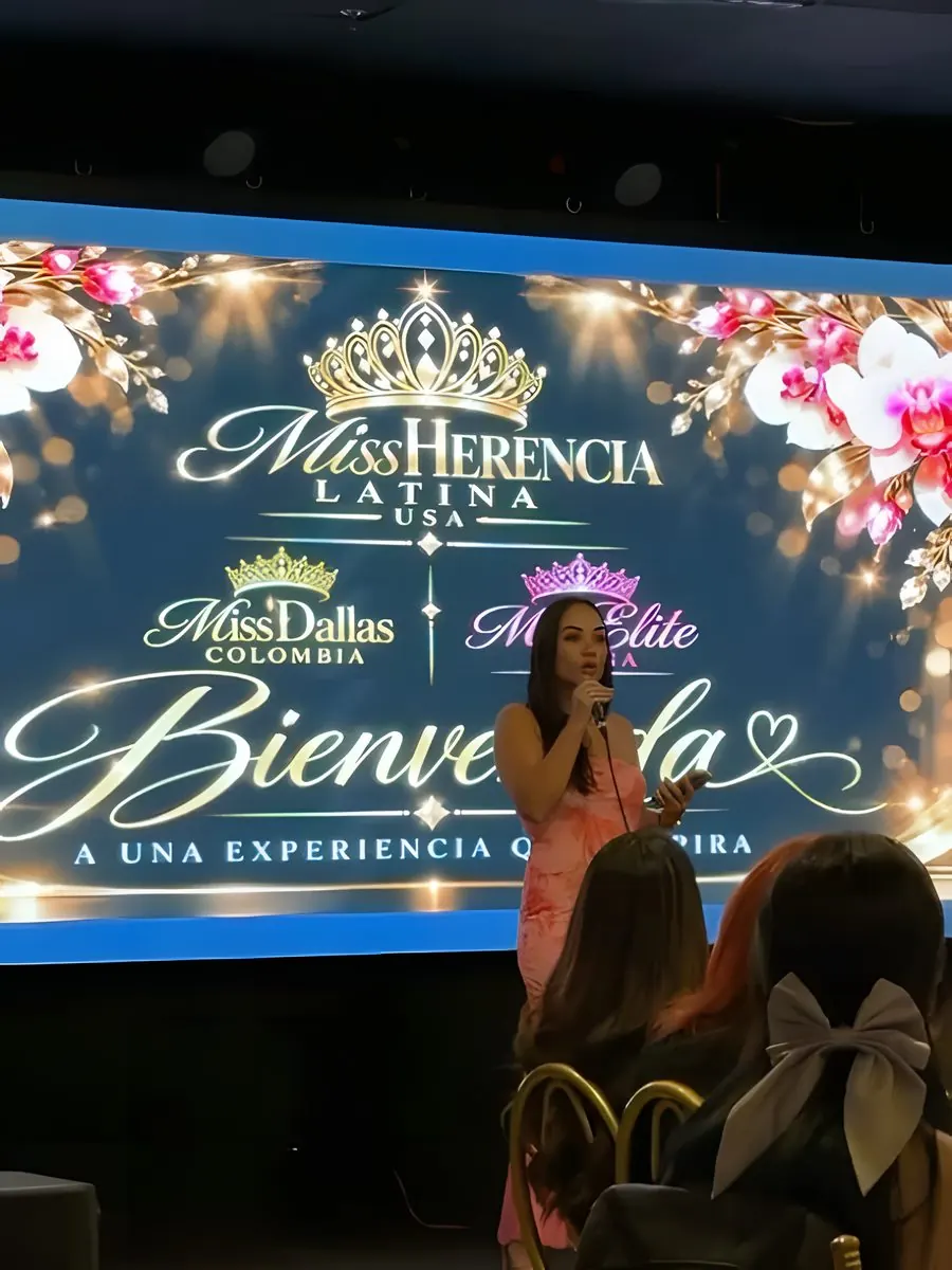 Una candidata habla al público frente a la pantalla de bienvenida