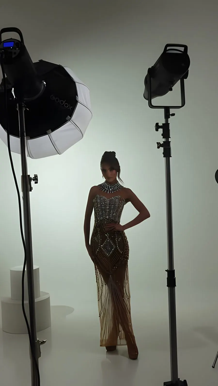 Candidata posa con vestido de pedrería durante una sesión de fotos de estudio