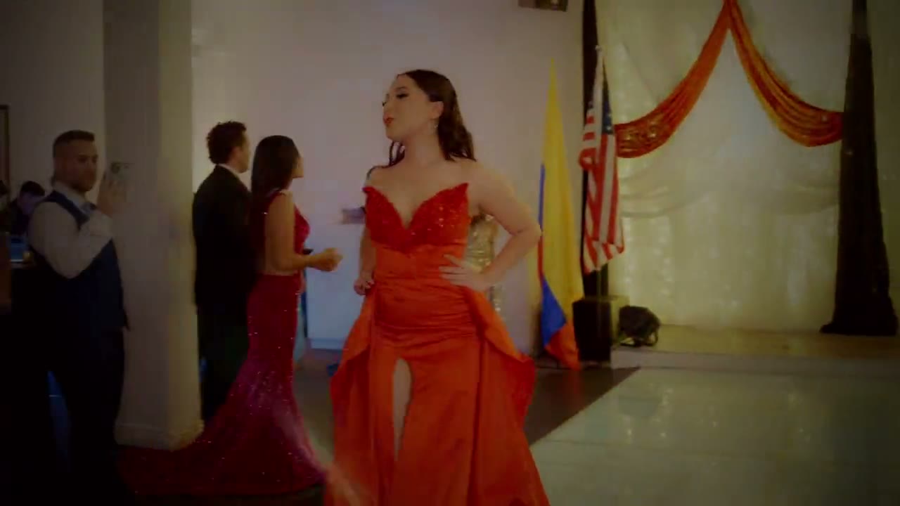 Candidata con vestido de gala en la pasarela de la Gala Night 2024